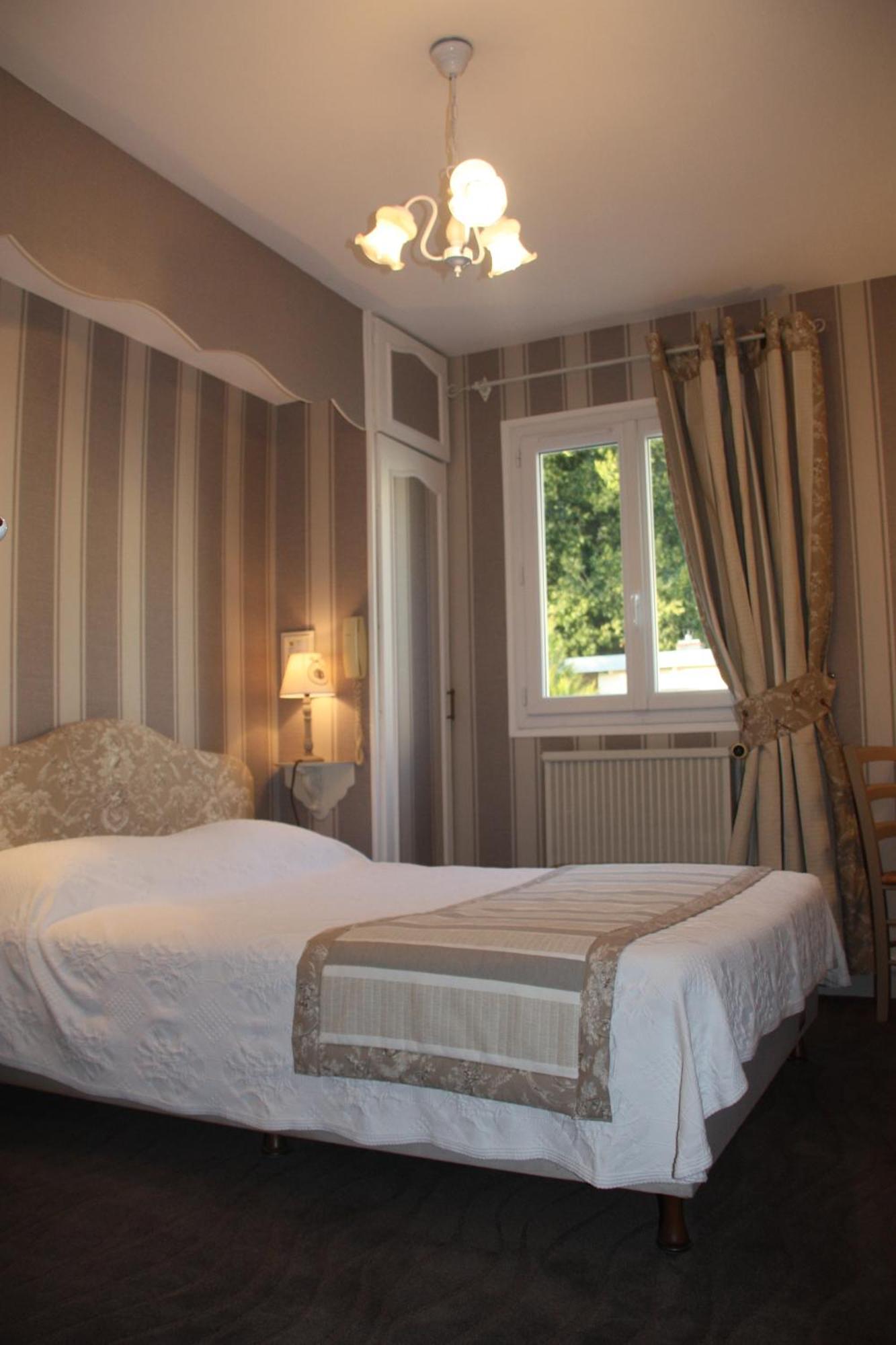 L'Auberge du Port des Roches Luche-Pringe Zimmer foto